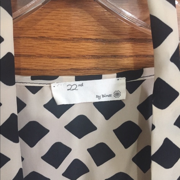 Black & Cream colored top - Picture 2 of 4